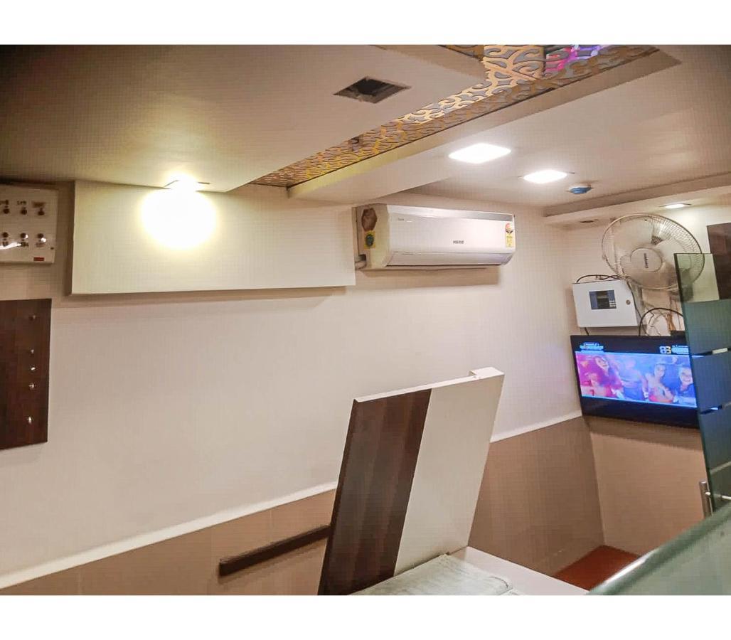 Gurukripa Nx Lodging By Wb Inn Тане Екстериор снимка